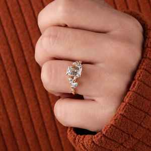 Bague en or massif 14 carats avec grappe de diamants taille émeraude cultivés en laboratoire en forme de branche d'arbre pour femme, cadeau de fiançailles ou de fête pour partenaires - Product Image 3