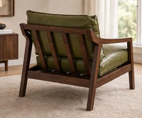 Fauteuil en cuir de style mid-century modern, structure en bois massif, dossier rembourré, chaise de salon, vert olive