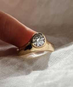Bague de fiançailles en diamant, sertie clos, dôme délicat, minimaliste, fluide, taille ronde, diamant de laboratoire, moderne, alliance signet, or massif 14K 18K - Product Image 5