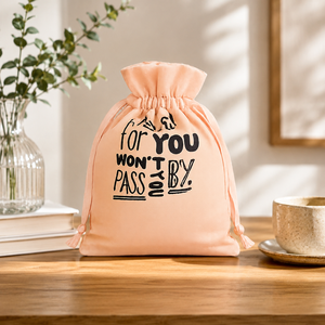 Pochette en coton imprimée avec cordon de serrage |   Sac cadeau et de rangement réutilisable avec lettrage personnalisé |   Pochette organisatrice en tissu avec cordon de serrage - Product Image 1