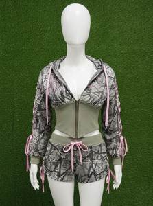Ensemble 2 pièces camouflage pour femme : Crop top à capuche avec manches lacées et short en tissu tricoté sportif à nœud, idéal printemps-été - Product Image 5
