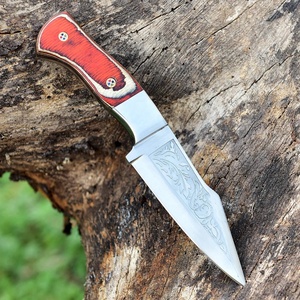 Cuchillo de Caza de Hoja Fija de Acero al Carbono Forjado a Mano y Grabado, con Mango de Madera Roja y Funda de Cuero, Personalizable OEM, MOQ Bajo - Product Image 4