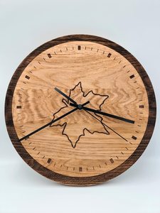 Reloj de pared de roble hecho a mano con hoja de arce grabada: Reloj de madera único con diseño inspirado en la naturaleza. - Product Image 5