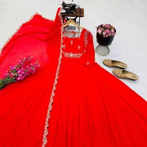 Tenue ethnique de créateur, parfaite pour les mariages, les festivals, les fêtes, les événements familiaux, les célébrations et les occasions spéciales. La grâce - Product Image 2