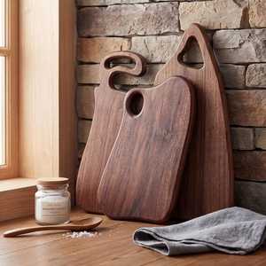 Planche à charcuterie en noyer, planche de service en bois avec poignée, ensemble cadeau de planche à charcuterie, planche de service rustique, cadeaux pour la maison - Product Image 1