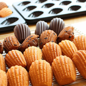 ถาดอบมาเดอลีนแบบมืออาชีพ 12 หลุม ขนาด 2.3 ซม. ลึกพิเศษ เคลือบสารกันติด ทำจากเหล็กคาร์บอน ใช้กับเตาอบได้ เป็นมิตรต่อสิ่งแวดล้อม อบได้ปริมาณมาก - Product Image 2