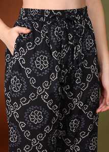 Conjunto de Kurta, Pantalón y Dupatta de Algodón Negro con Estampado Bandhani, Cuello Halter, Sin Mangas, Corte en A, Secado Rápido, Protección Solar, Elegante, para Verano - Product Image 2