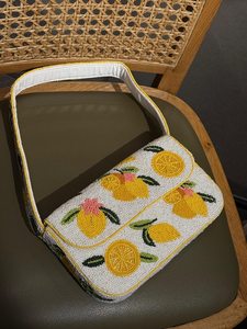 Sac à bandoulière artisanal en perles de verre avec motif floral, impression numérique, bordure orange, forme personnalisée, fleurs roses et feuilles vertes, idéal pour les voyages - Product Image 4