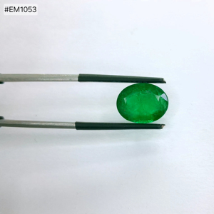 มรกตคุณภาพสูงจากแซมเบีย รูปทรงวงรี 3A น้ำหนัก 5.23 กะรัต สีเขียวสดใส พลอยเม็ดเดี่ยวสำหรับทำจี้เครื่องประดับสุดหรู - Product Image 1