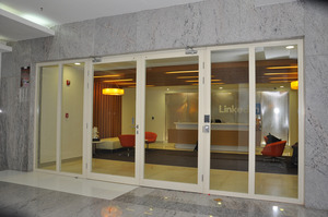 Porte en verre ignifuge de haute qualité pour appartements résidentiels, hôtels et centres commerciaux, disponible à la vente - Product Image 5