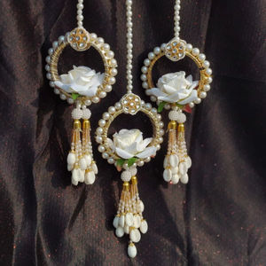 Paranda nupcial de perlas blancas con Kundan para Sangeet, Jaggo y Mehendi - Joyería Patiala Shahi Choti - Product Image 1