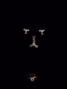 ชุดเครื่องประดับเพชรประกายทองคำ 9K โรสโกลด์ ชุดเพชรโกลเด้นไตรโกลว์ ชุดเครื่องประดับเซเลสเต ออโรร่า ทริปเปิลสปาร์ค - Product Image 5