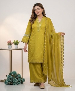 Ensemble chic en Chandeli avec broderie à sequins et découpes, comprenant un haut, un pantalon palazzo et un dupatta, jaune - Product Image 1