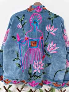 Manteau pour femme au design explosif et confort supérieur, en velours bleu poussière, broderie florale lotus, style bohème, veste courte pour femme - Product Image 2