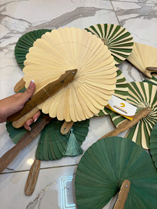 Éventail en feuille de palmier 100 % naturel fait main avec pompon et logo gravé – Mélange de couleurs personnalisé disponible pour les mariages, événements et centres de villégiature - Product Image 2