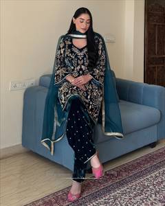 Conjunto de terciopelo con diseño de lentejuelas y bordado Zari, top con pantalón Plazzo y dupatta, completamente cosido y listo para usar. - Product Image 4