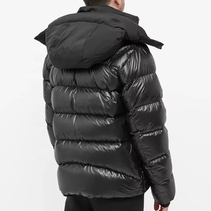 Blouson matelassé noir brillant avec capuche amovible pour homme, streetwear haut de gamme et imperméable, provenant d'un fabricant en gros. - Product Image 2