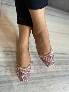 รองเท้าหนังผู้หญิงแบบจุตติ สำหรับงานปาร์ตี้ รองเท้าแตะผู้หญิงแบบอินเดีย รองเท้าจุตติแบบปัญจาบแบบหนัก - Product Image 3