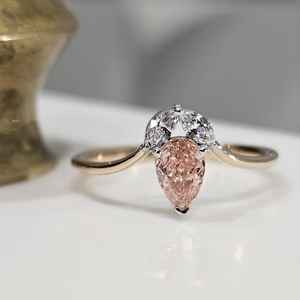 Bague en or massif 14 carats pour femme, sertie de trois pierres : diamant de laboratoire taille poire rose vif et marquise latérale, cadeau élégant pour anniversaire de mariage. - Product Image 2