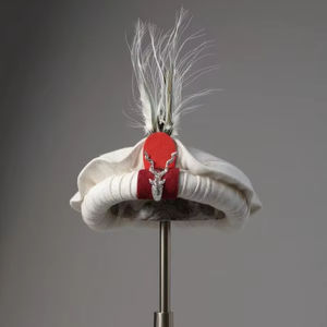 Chapeau en laine Chitrali avec plume et épingle à revers Makhor, chapeau traditionnel fait main de style Pakol pour hommes - Product Image 1
