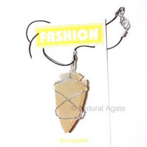 Collier en verre rouge à paillettes aléatoires, sculpté et gravé en forme de pointe de flèche |   Magasins Arrowhead |   Agate naturelle du Gujarat - Product Image 5