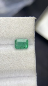 Esmeralda Zambiana Natural Certificada, Corte Octogonal, con Buen Brillo, Piedra Preciosa Suelta para Joyería, 0.88 Quilates - Product Image 4
