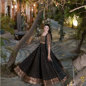 Conjunto Premium de Lehenga Choli de Poliéster y Seda con Hilo Zari, Lentejuelas y Trabajo Dori, Dupatta de Red con Vuelo de 3.5 Metros para Fiestas y Eventos de Bollywood - Product Image 1