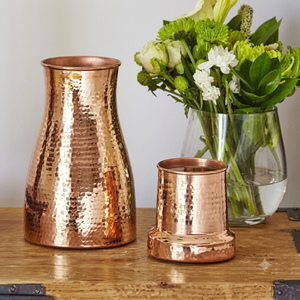 Carafe et bouteille en cuivre martelé faits à la main, ensemble sans raccord en cuivre pur, carafe de chevet, mug pour une boisson saine, cadeau idéal - Product Image 1