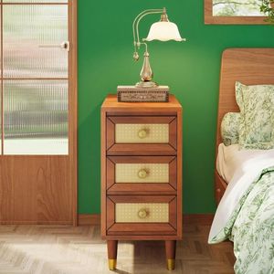 Comodino stretto in legno massello a 3 cassetti stile Mid-Century con frontale in rattan per soggiorno - Product Image 6