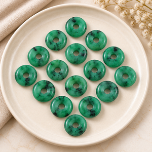 Pendentif Donut Lisse Émeraude 15mm Facetté pour la Fabrication de Bijoux, Guérison par les Cristaux, Énergie Reiki, Breloque de Collier, Vente en Gros - Product Image 1