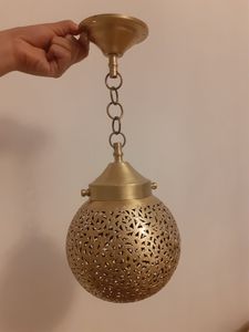 Lámpara Marroquí de Metal Premium con Diseño Perforado Hecho a Mano para un Acento Decorativo Exótico en Interiores del Hogar - Product Image 5