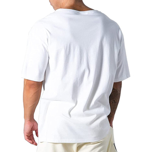 เสื้อยืดแขนสั้นสีขาวสำหรับผู้ชาย ลายทางเฉียงสีดำ คอกลม ทรงพอดีตัว - Product Image 2