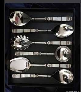 Elegante Juego de Cubiertos Modernos de Acero Inoxidable con Acabado Espejo, Aptos para Lavavajillas, Libres de BPA, Cucharas para Servir en Fiestas con Mangos Decorativos - Product Image 1