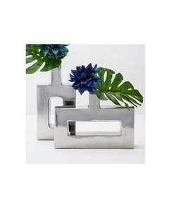 Vase floral en métal artisanal avec texture unique, parfait pour les fleurs fraîches et les branches décoratives - Product Image 2