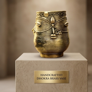 Vase en laiton texturé Dhokra, artisanat en laiton, récipient en métal artisanal avec finition rustique pour la présentation sur table - Product Image 2