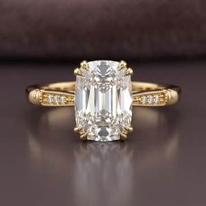 Bague de fiançailles classique pour femme en or jaune 18 carats, diamant de laboratoire taille coussin style « Old Mine » avec pierres latérales, certifiée IGI - Product Image 1