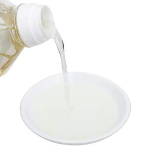 Aceite de coco puro prensado en frío utilizado para nutrir el cabello, haciéndolo suave y terso, aportando muchos beneficios para la salud 2024 - Product Image 1