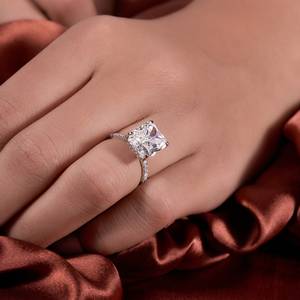แหวนหมั้นมอยส์ซาไนต์ทรงเรเดียนท์คัท 5.75 กะรัต, แหวนทรงเรเดียนท์คัทแบบครัชไอซ์, ทรงเรเดียนท์แบบยาว, แหวนแบบฮาโลซ่อน - Product Image 3