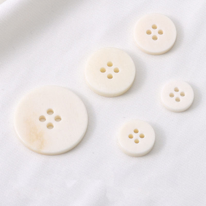 Boutons en os de bœuf véritable, écologiques, classiques, à 4 trous, ronds, à dos plat, couleur crème, pour vêtements - Product Image 5