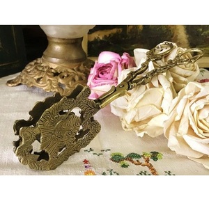 ที่คีบขนมทำมือจากทองเหลืองสไตล์วินเทจ สำหรับเสิร์ฟเค้ก ขนมปัง ของหวาน น้ำตาลก้อน อุปกรณ์บนโต๊ะอาหารในครัว ใช้ในบ้านและโรงแรม - Product Image 1