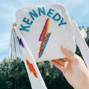 Bolso bandolera cuadrado con bordado de rayo de cuentas blancas, personalizado con nombre, para mujer, con borla y correa. - Product Image 1