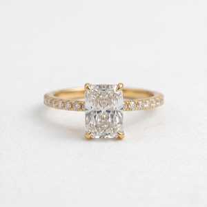 Bague de promesse romantique en moissanite taille radiant de 2 carats pour femme, en argent 925 plaqué jaune, pour cadeau de mariage - Product Image 2
