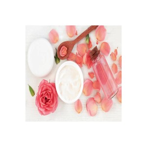Huile essentielle de rose rose dans une bouteille en verre avec pétales de fleurs et bouquet de roses - Product Image 4