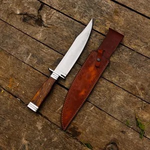 Couteau de chasse artisanal sur mesure en acier inoxydable de qualité industrielle avec lame à pointe arrondie dentelée, manche en bois et étui en cuir - Product Image 4