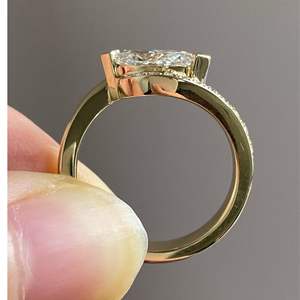 Anillo de Compromiso Iced Jewelz Moissanite, Corte Marquesa de 1.45 Quilates, Oro Amarillo de 14k, Engaste de Garras, Joyería Fina Romántica, Superventas - Product Image 2