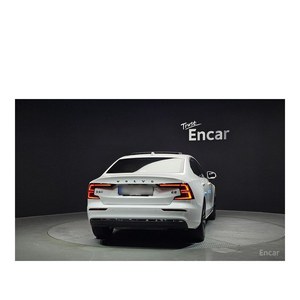 Volvo S60 B5 Ultimate 2024 con Caja de Cambios Automática, Asientos de Cuero, Cámara Trasera, Volante a la Izquierda - 10,740 km, Color Brillante - Product Image 4