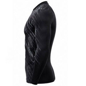 Camiseta deportiva ligera de compresión con costuras resistentes y tela elástica, que garantiza un rendimiento duradero. - Product Image 3