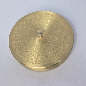 Caja de Especias Redonda de Latón Hecha a Mano con 7 Compartimentos, Tapa Grabada, Ecológica y Duradera, Organizador de Masala Dabba Indio, WB Inc India - Product Image 5