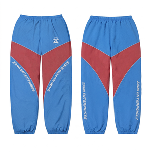 Pantalon coupe-vent léger en polyester 110 GSM de qualité supérieure, bleu et rouge avec empiècements chevron, logo personnalisé par transfert thermique, vêtements de sport - Product Image 1
