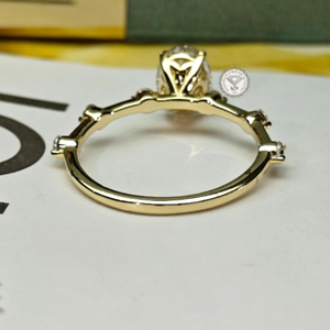 Anillo de compromiso ovalado con diamante de laboratorio de 3.30 quilates con engaste de puntas, joyería de oro macizo de 14k, anillo de fiesta - Product Image 2